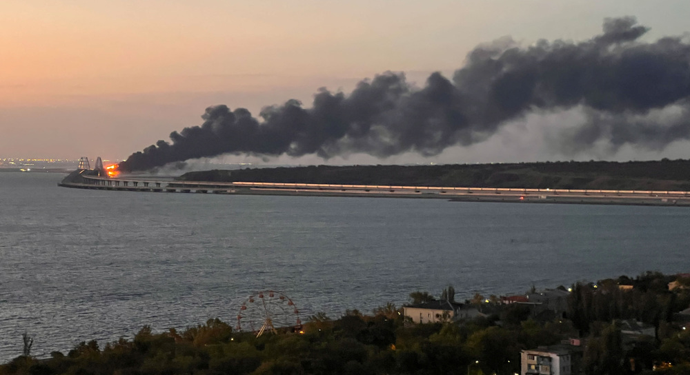 Bom Mobil Runtuhkan Bagian Jembatan Yang Menghubungkan Krimea Dengan Rusia